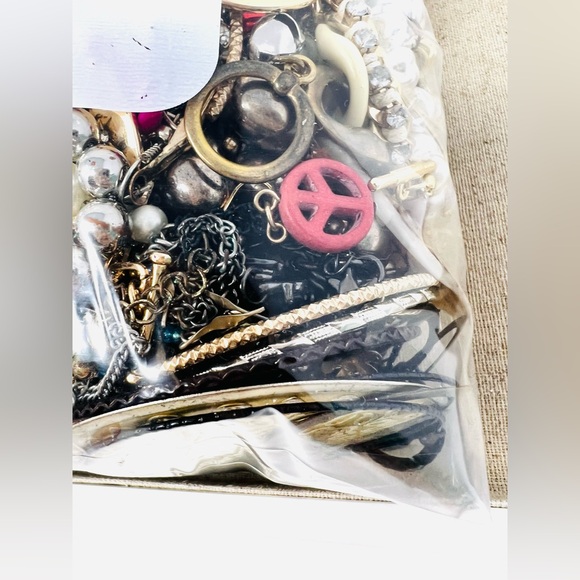 Vintage & Modern Gold & Silver Tone Mixed Metal Scrap/Wearable Jewelry Lot 7.5lb - Picture 11 of 14